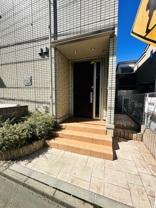 物件外観写真5　(エントランス部分)