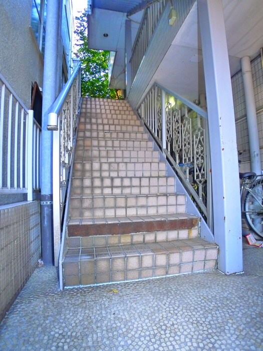 物件外観写真6　(エントランス部分)