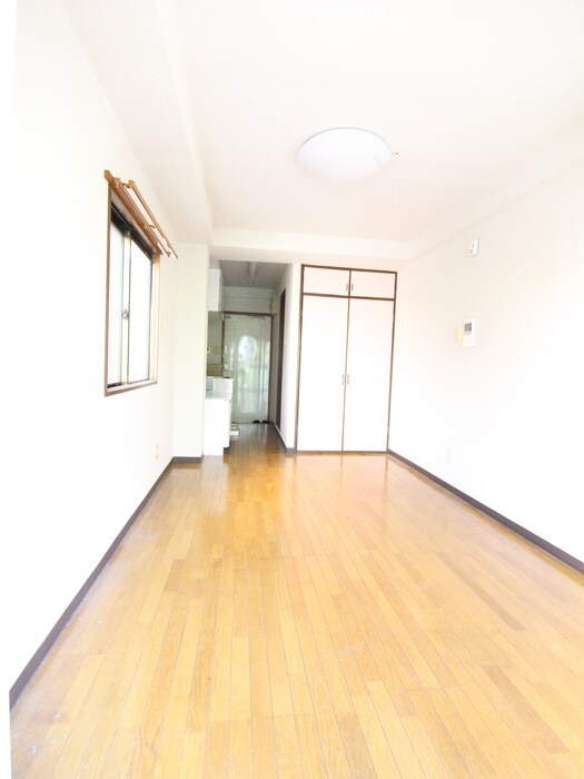 物件内観写真8　(室内からの展望)