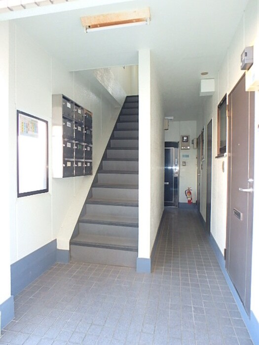 物件外観写真3　(エントランス部分)