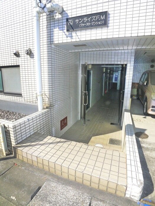 物件外観写真4　(エントランス部分)