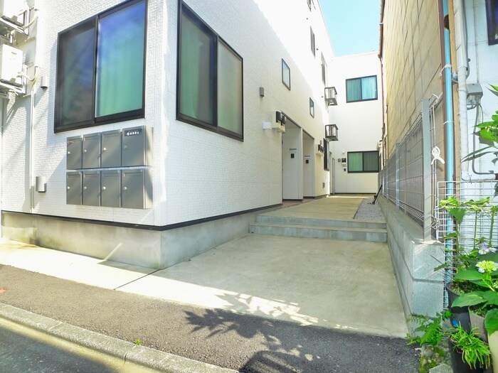 物件外観写真3　(エントランス部分)