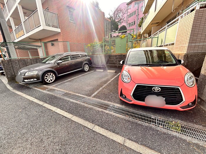 物件外観写真3　(駐車場)