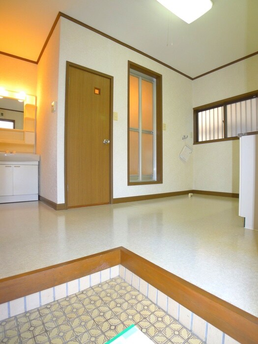 物件内観写真6　(玄関)