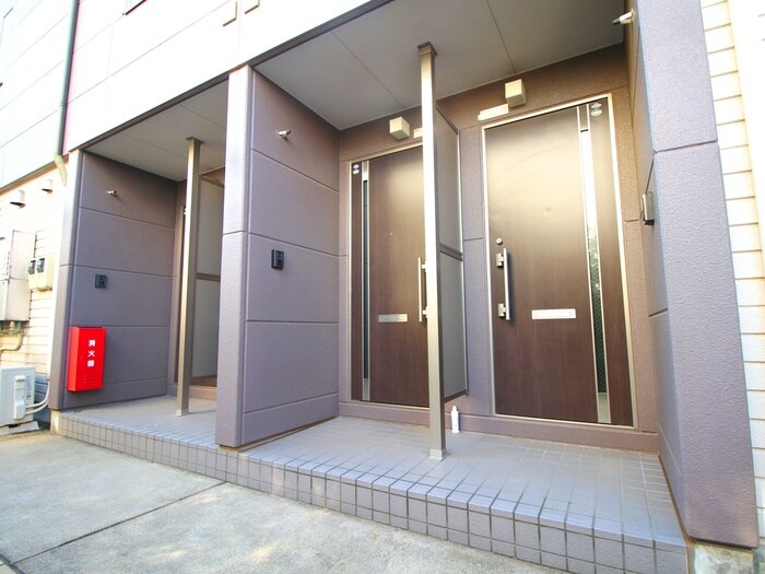 物件外観写真3　(エントランス部分)