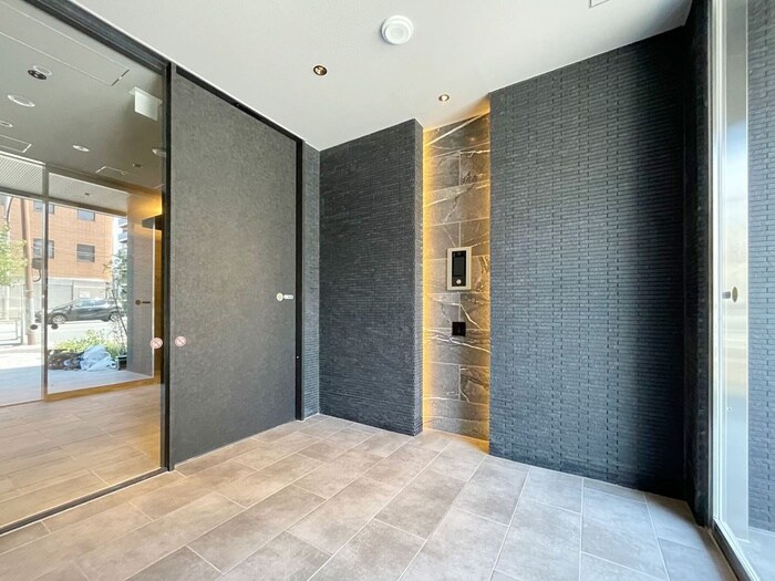 物件外観写真3　(エントランス部分)