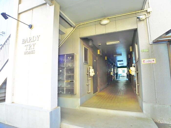 物件外観写真2　(エントランス部分)