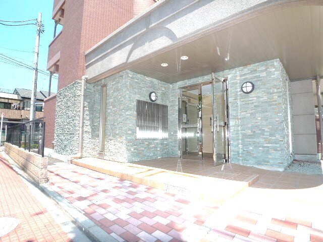 物件外観写真1　(エントランス部分)