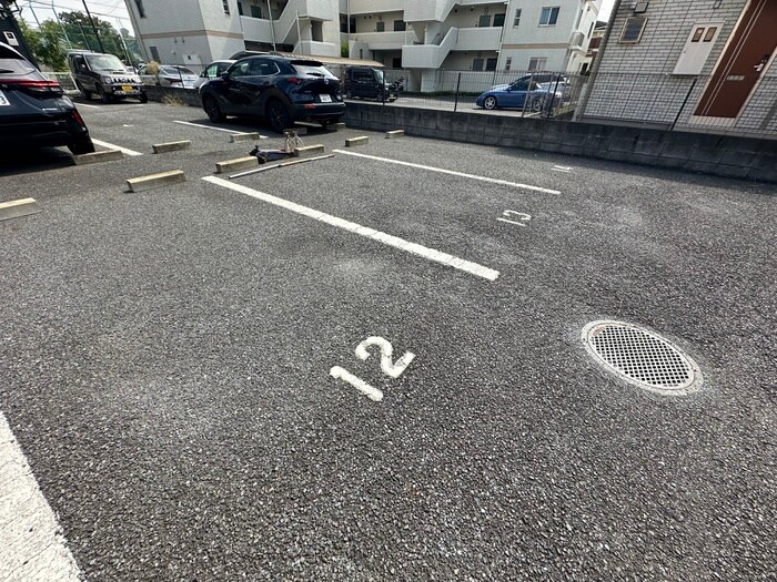 物件外観写真5　(駐車場)