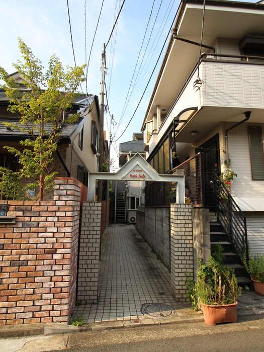 物件外観写真2　(エントランス部分)