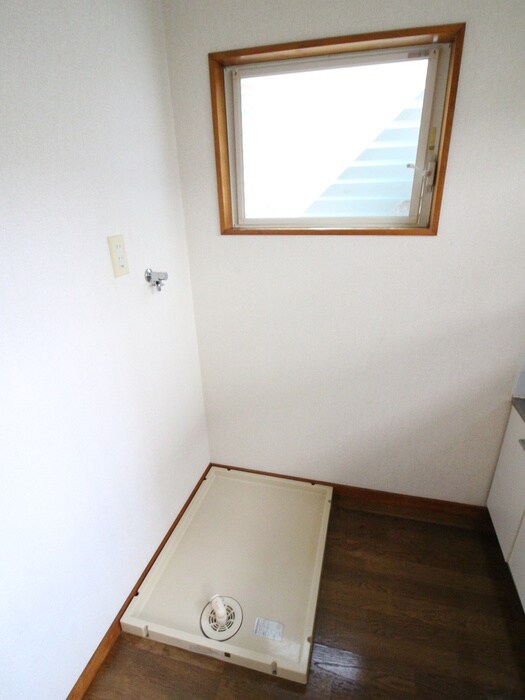 物件内観写真11　(洗濯機置場)