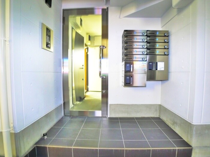 物件外観写真4　(エントランス部分)