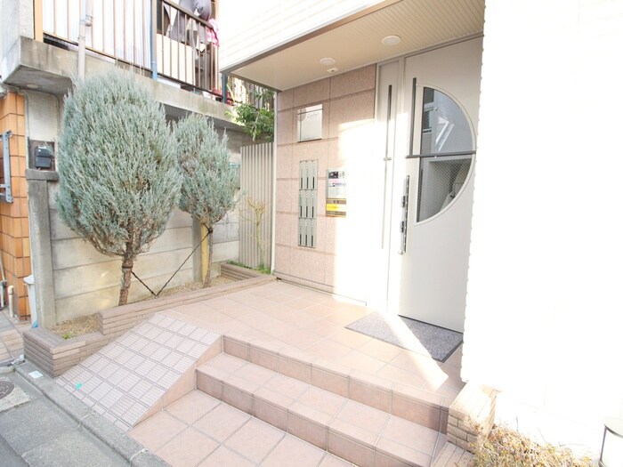 物件外観写真2　(エントランス部分)