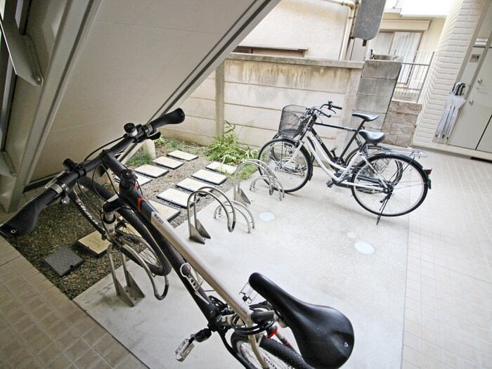 物件外観写真4　(駐輪場)