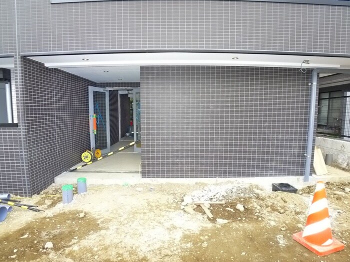 物件外観写真3　(エントランス部分)