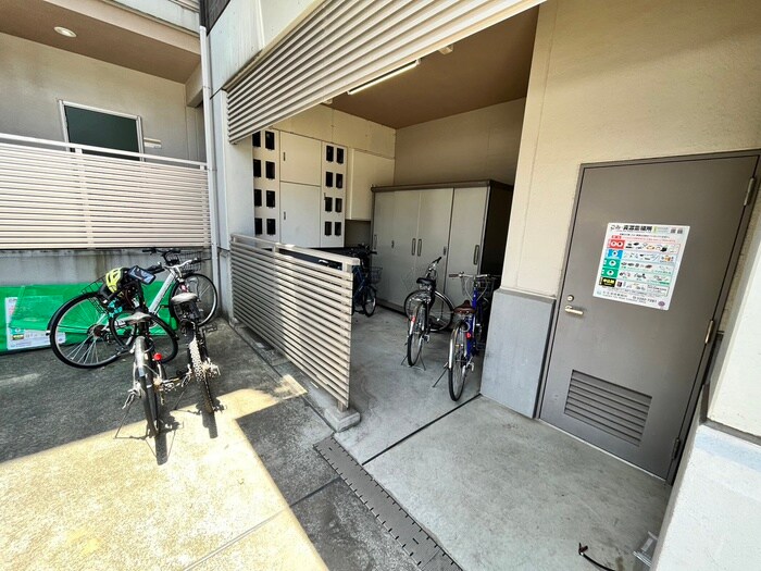 物件外観写真4　(駐輪場)