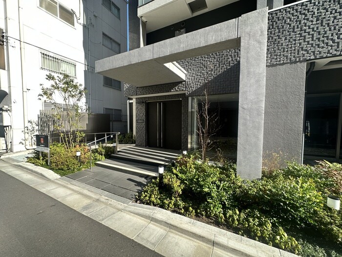 物件外観写真2　(エントランス部分)