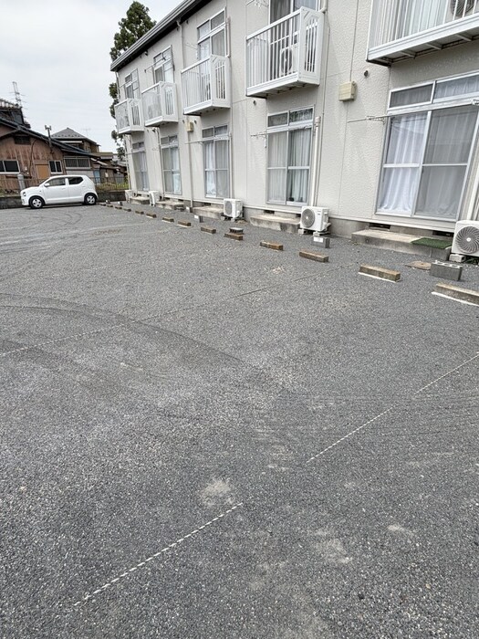 物件外観写真3　(駐車場)