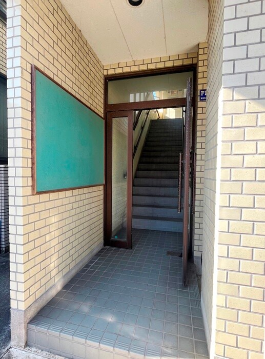 物件外観写真3　(エントランス部分)