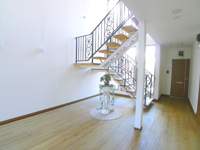 物件外観写真6　(エントランス部分)