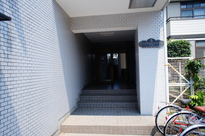 物件外観写真4　(エントランス部分)
