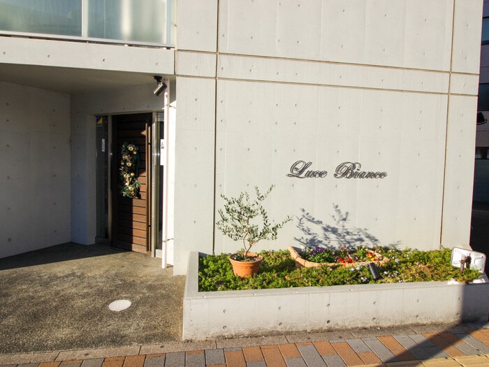 物件外観写真6　(エントランス部分)