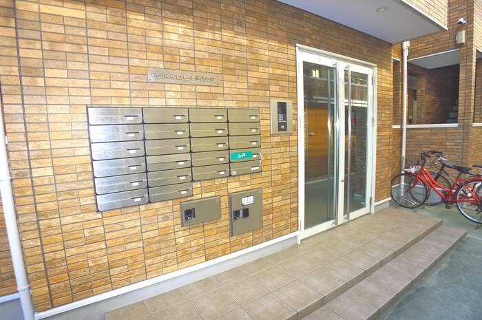 物件外観写真3　(エントランス部分)