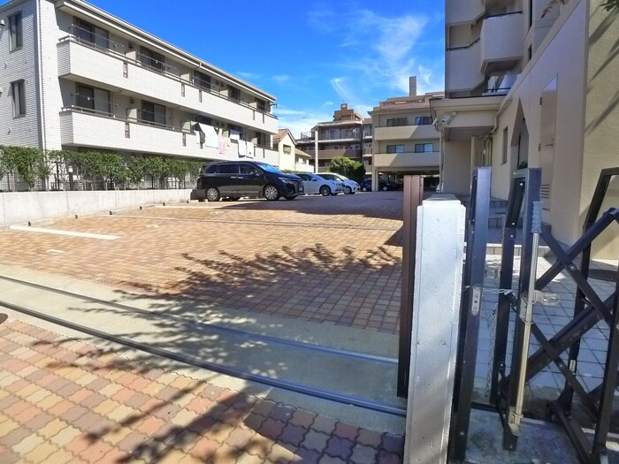 物件外観写真4　(駐車場)