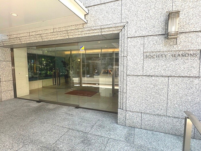 物件外観写真2　(エントランス部分)