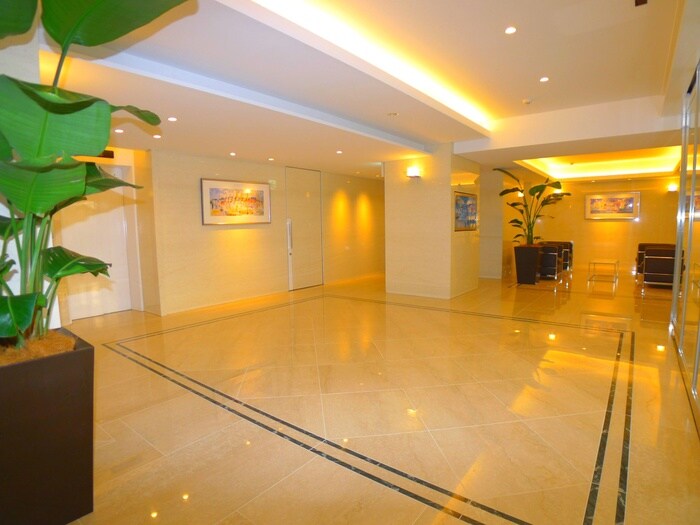 物件外観写真5　(エントランス部分)