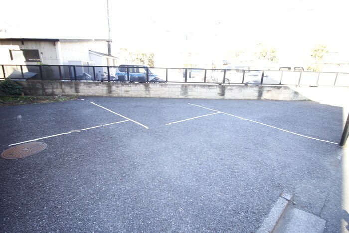 物件外観写真3　(駐車場)