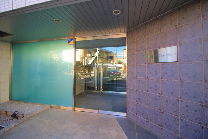 物件外観写真4　(エントランス部分)