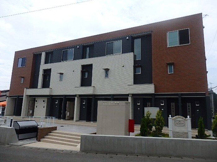 物件外観写真2　(エントランス部分)