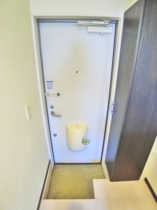 物件内観写真16　(玄関)
