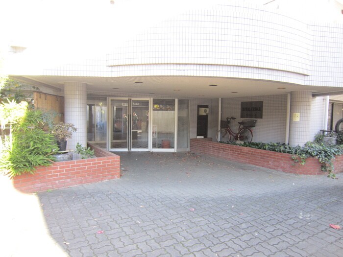 物件外観写真3　(エントランス部分)