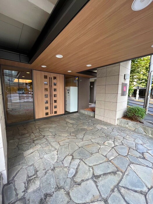 物件外観写真3　(エントランス部分)