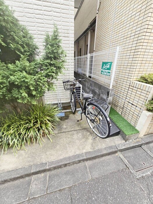 物件外観写真3　(駐輪場)