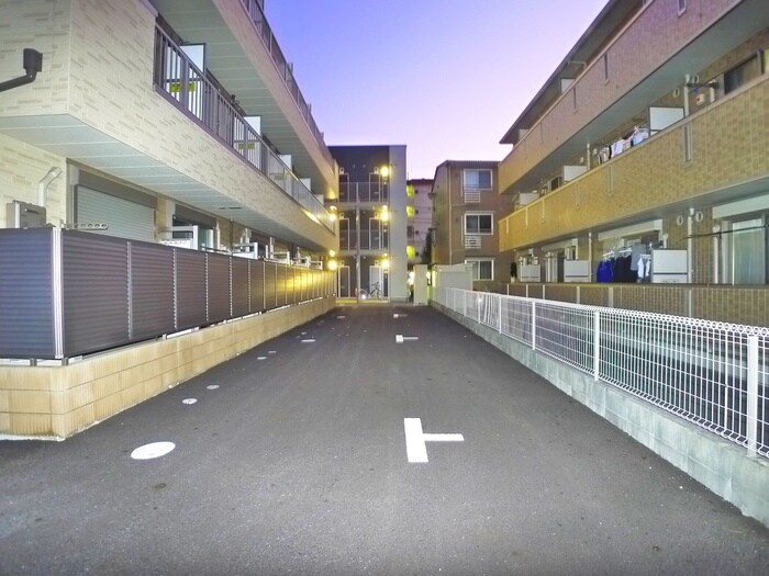 物件外観写真5　(駐車場)