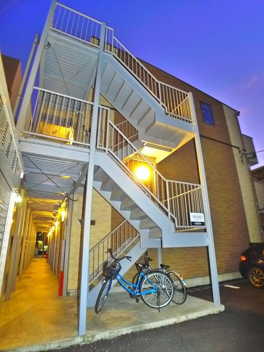 物件外観写真6　(エントランス部分)