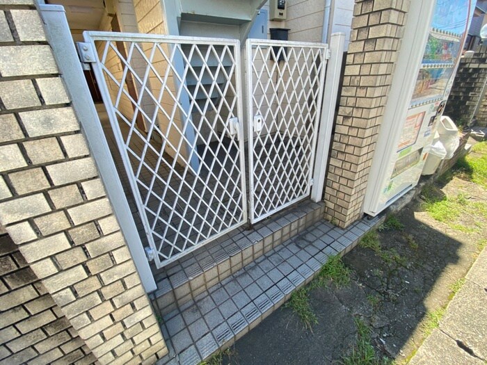 物件外観写真4　(エントランス部分)