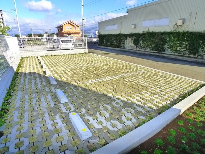 物件外観写真4　(駐車場)