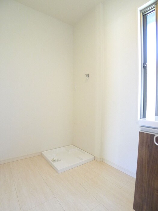 物件内観写真18　(洗濯機置場)