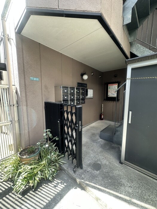 物件外観写真2　(エントランス部分)