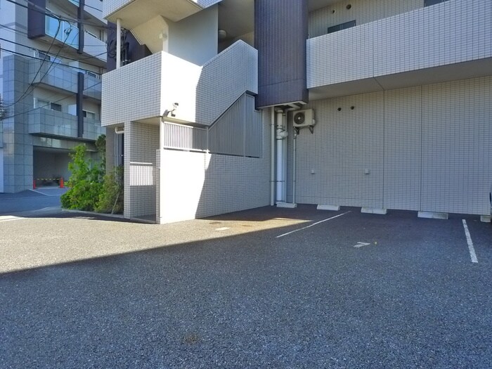 物件外観写真6　(駐車場)