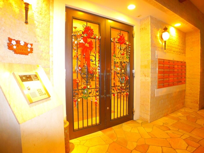 物件外観写真2　(エントランス部分)