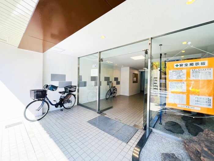 物件外観写真2　(エントランス部分)