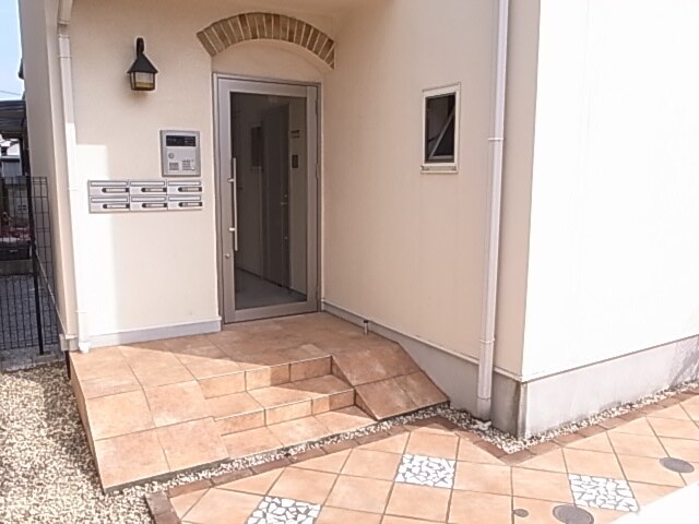 物件外観写真3　(エントランス部分)