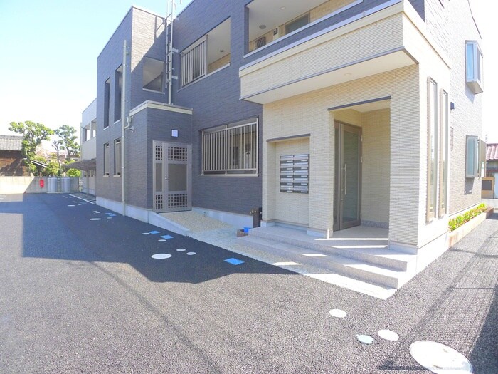 物件外観写真2　(エントランス部分)