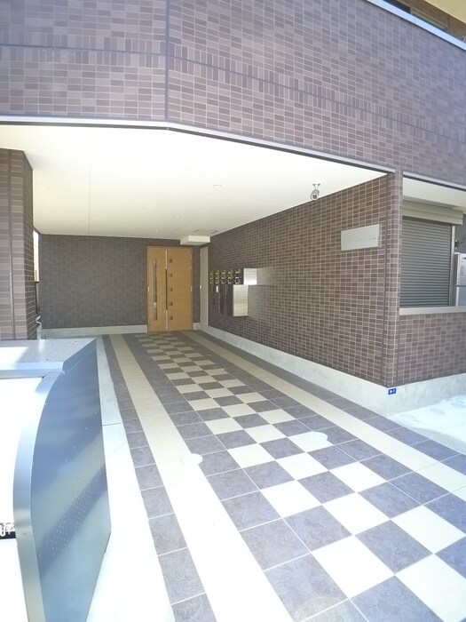 物件外観写真3　(エントランス部分)