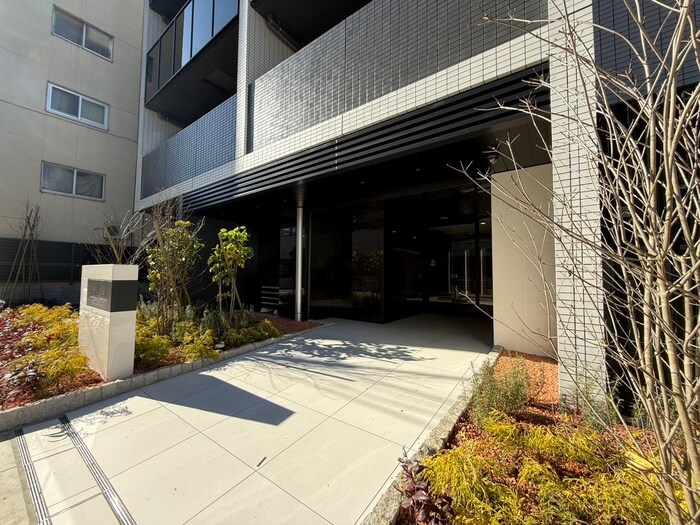 物件外観写真3　(エントランス部分)